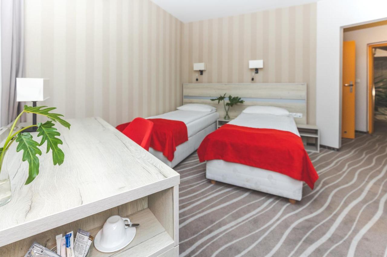 Hotel Akwawit Leszno  Exteriör bild