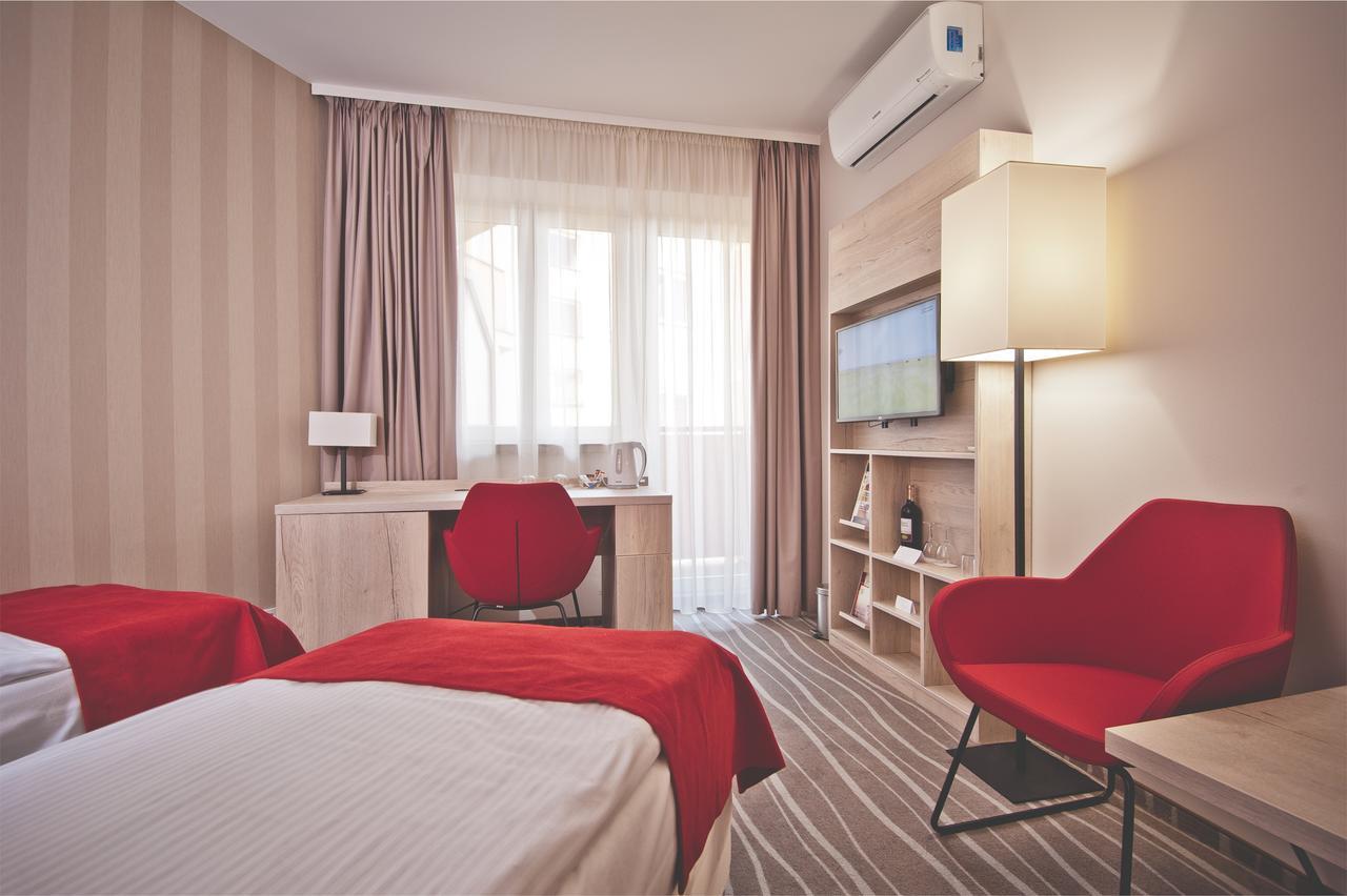 Hotel Akwawit Leszno  Exteriör bild