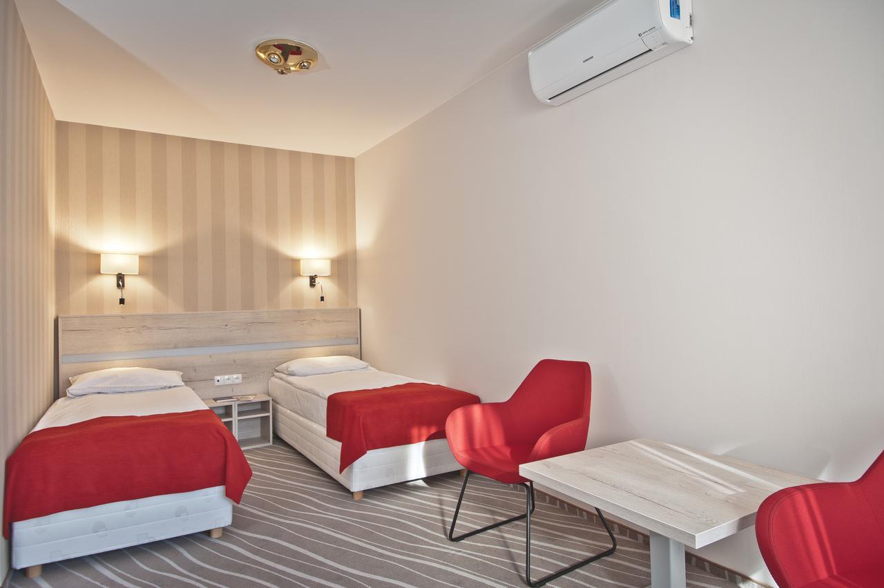 Hotel Akwawit Leszno  Exteriör bild